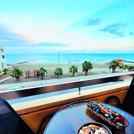 Apartman Breathtaking Beachfront In Makenzy Lárnaka