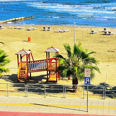 아파트 Breathtaking Beachfront In Makenzy *