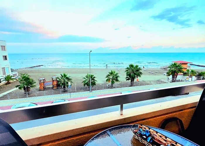 Апартаменти Breathtaking Beachfront In Makenzy Ларнака