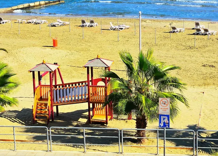 Апартаменти Breathtaking Beachfront In Makenzy *